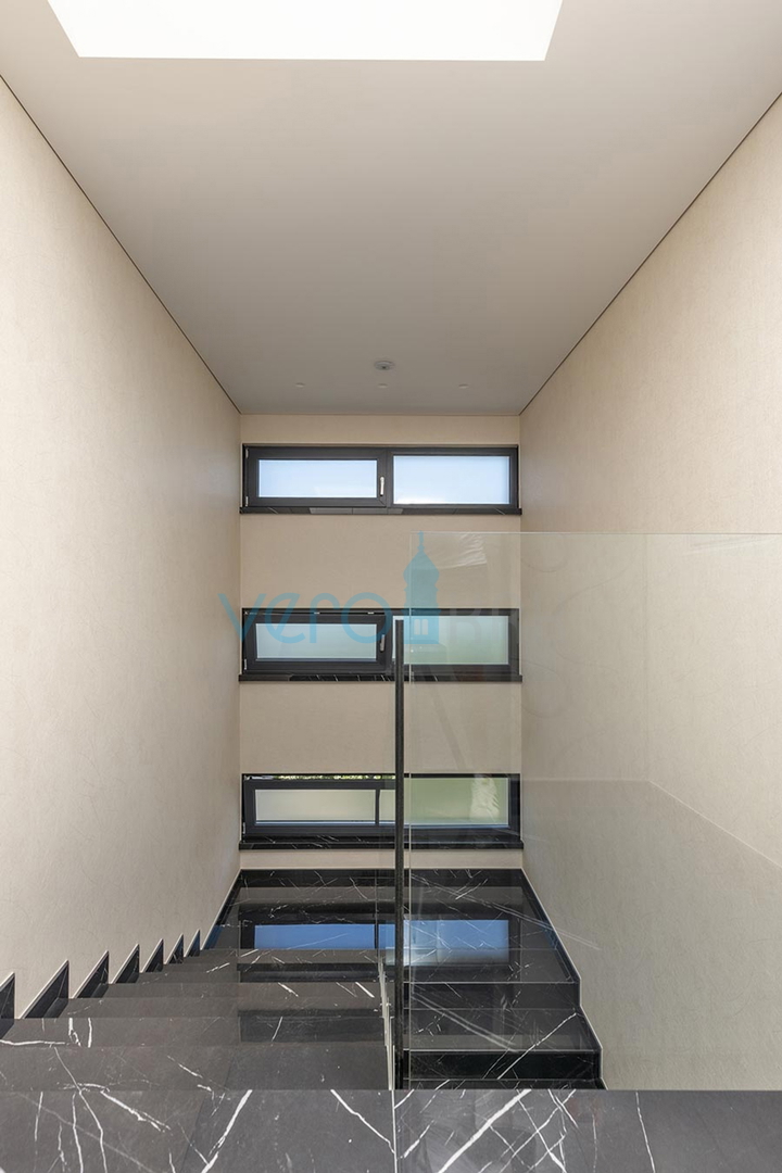 Malinska, isola di Krk, appartamento di lusso con piscina al piano terra, nuova costruzione, giardino, 150 m dal mare, in vendita