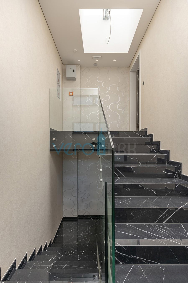 Malinska, isola di Krk, appartamento di lusso con piscina al piano terra, nuova costruzione, giardino, 150 m dal mare, in vendita