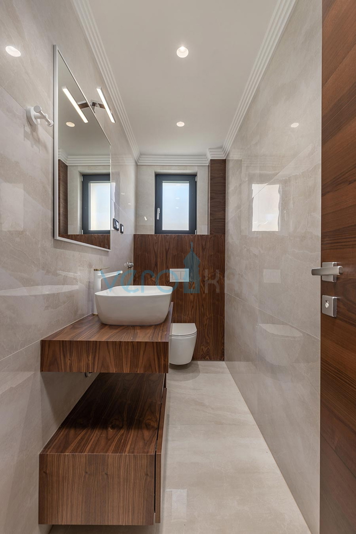 Malinska, isola di Krk, appartamento di lusso con piscina al piano terra, nuova costruzione, giardino, 150 m dal mare, in vendita