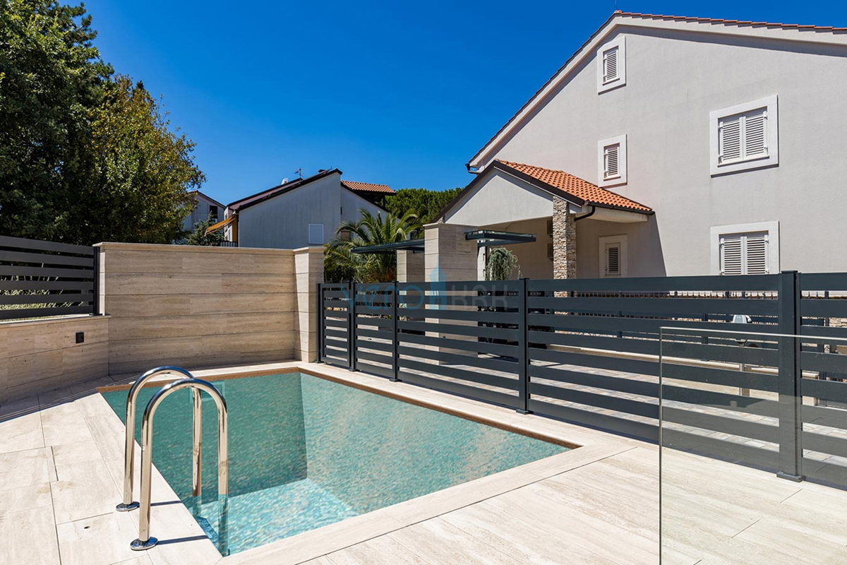 Malinska, isola di Krk, appartamento di lusso con piscina al piano terra, nuova costruzione, giardino, 150 m dal mare, in vendita