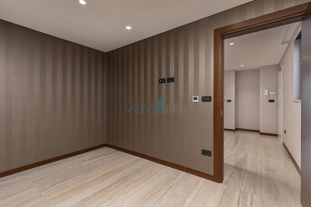 Malinska, isola di Krk, appartamento di lusso con piscina al piano terra, nuova costruzione, giardino, 150 m dal mare, in vendita