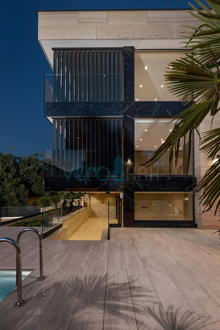 Malinska, isola di Krk, appartamento di lusso con piscina al piano terra, nuova costruzione, giardino, 150 m dal mare, in vendita