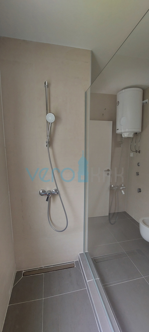 Malinska, centro, moderno appartamento su due livelli al piano terra e al primo piano