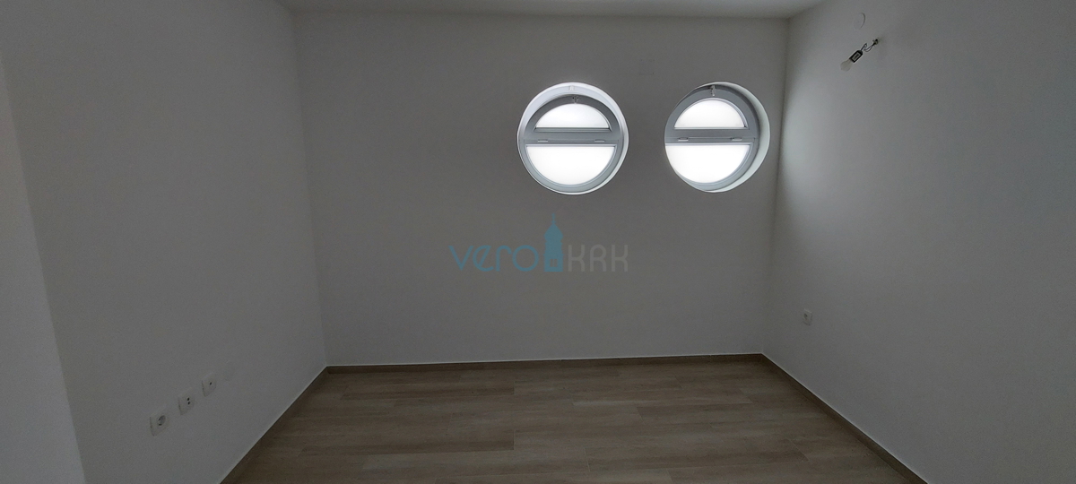 Malinska, centro, moderno appartamento su due livelli al piano terra e al primo piano