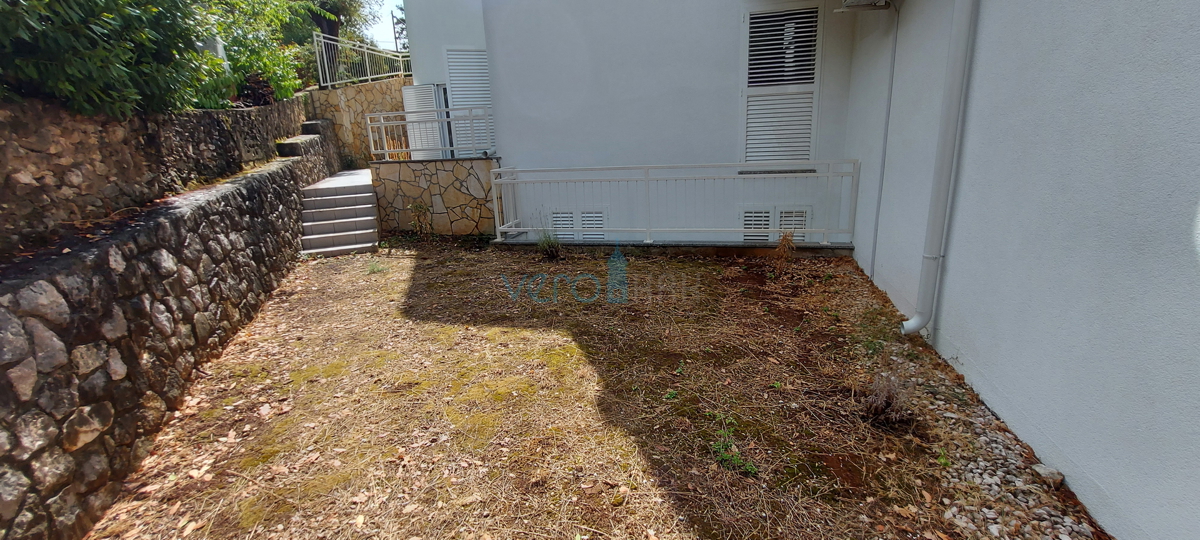 Malinska, centro, moderno appartamento su due livelli al piano terra e al primo piano