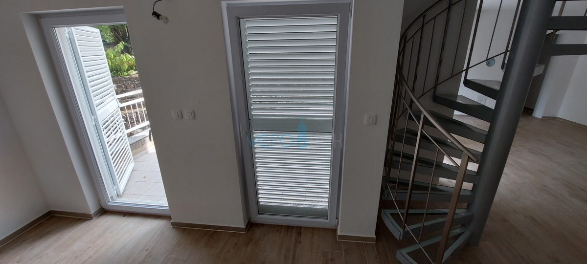 Malinska, centro, moderno appartamento su due livelli al piano terra e al primo piano