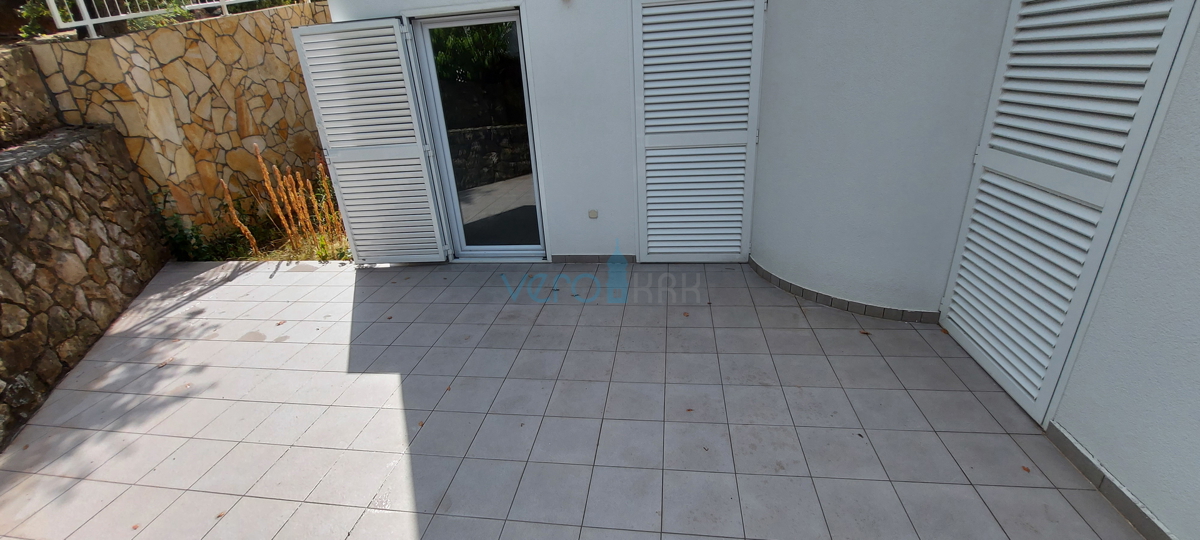 Malinska, centro, moderno appartamento su due livelli al piano terra e al primo piano