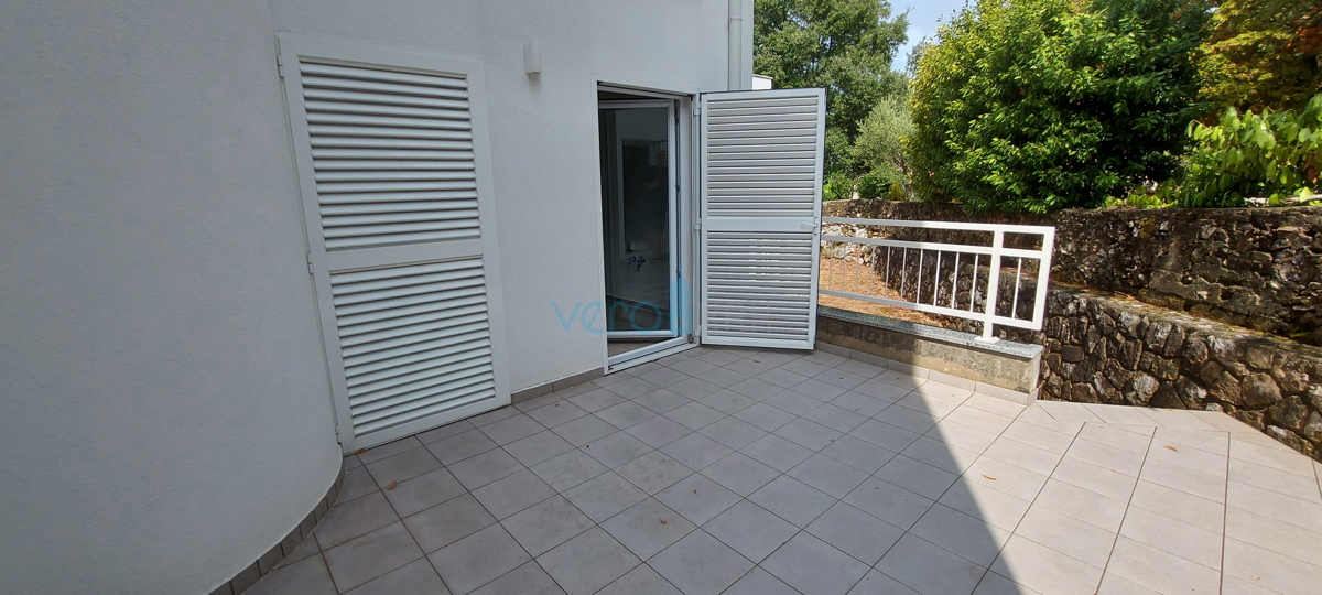 Malinska, centro, moderno appartamento su due livelli al piano terra e al primo piano