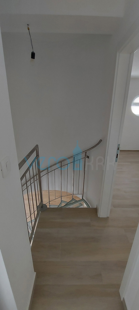 Malinska, centro, moderno appartamento su due livelli al piano terra e al primo piano