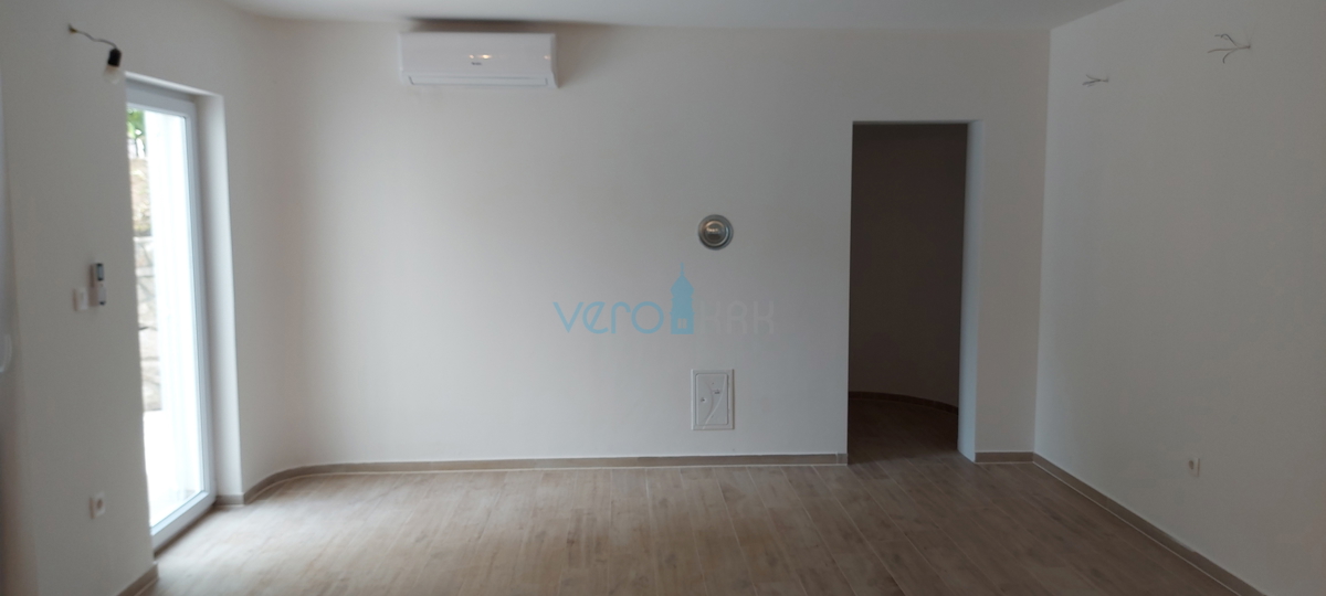 Malinska, centro, moderno appartamento su due livelli al piano terra e al primo piano