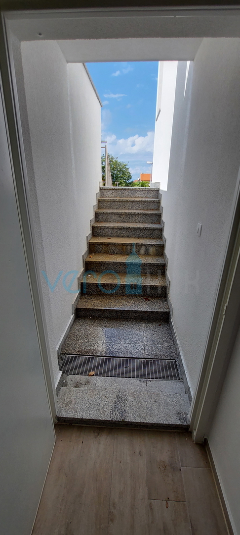 Malinska, centro, moderno appartamento su due livelli al piano terra e al primo piano