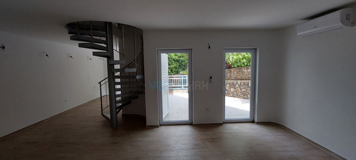 Malinska, centro, moderno appartamento su due livelli al piano terra e al primo piano