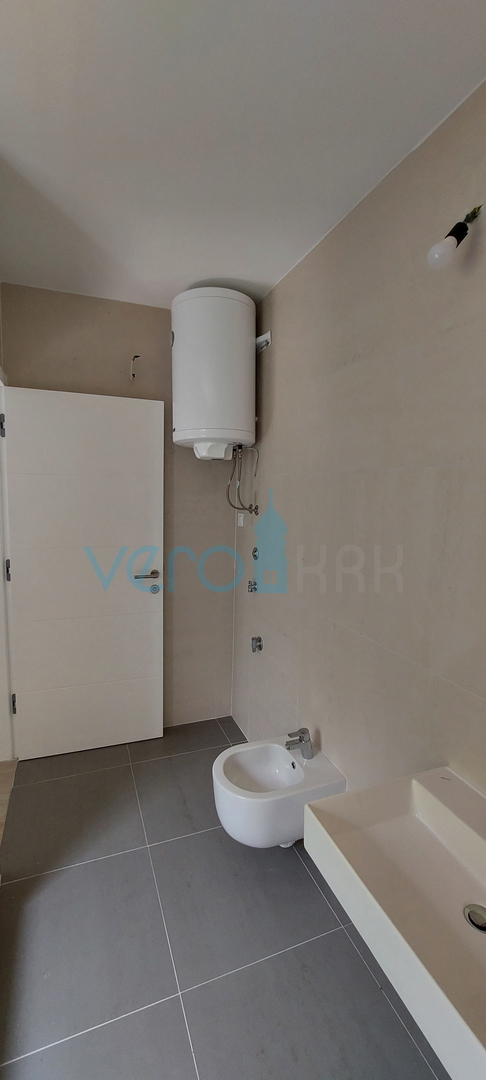 Malinska, centro, moderno appartamento su due livelli al piano terra e al primo piano