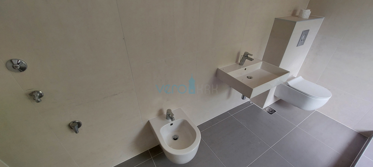 Malinska, centro, moderno appartamento su due livelli al piano terra e al primo piano