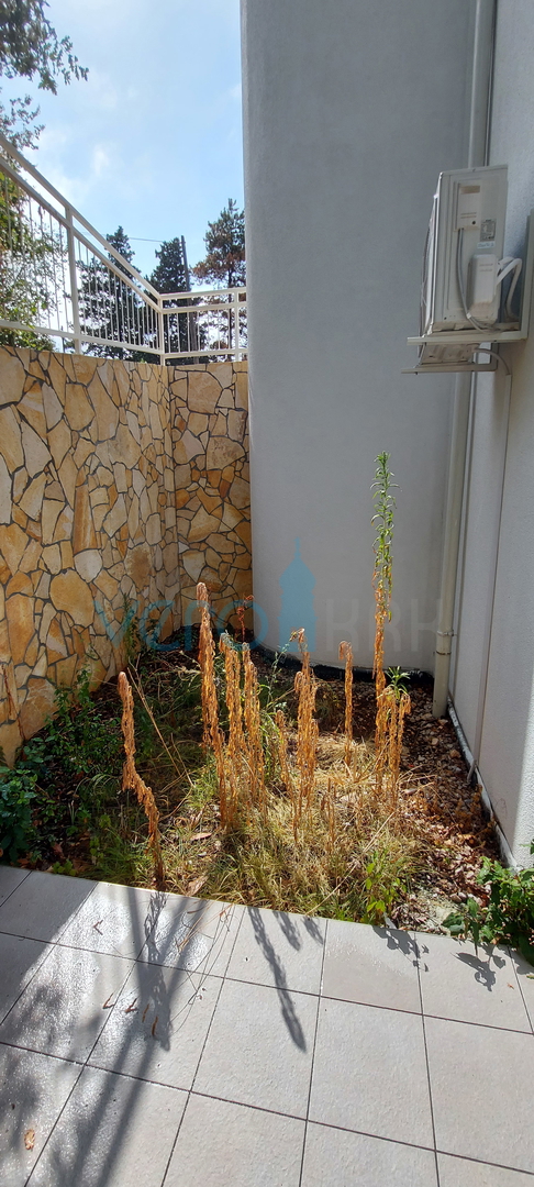 Malinska, centro, moderno appartamento su due livelli al piano terra e al primo piano