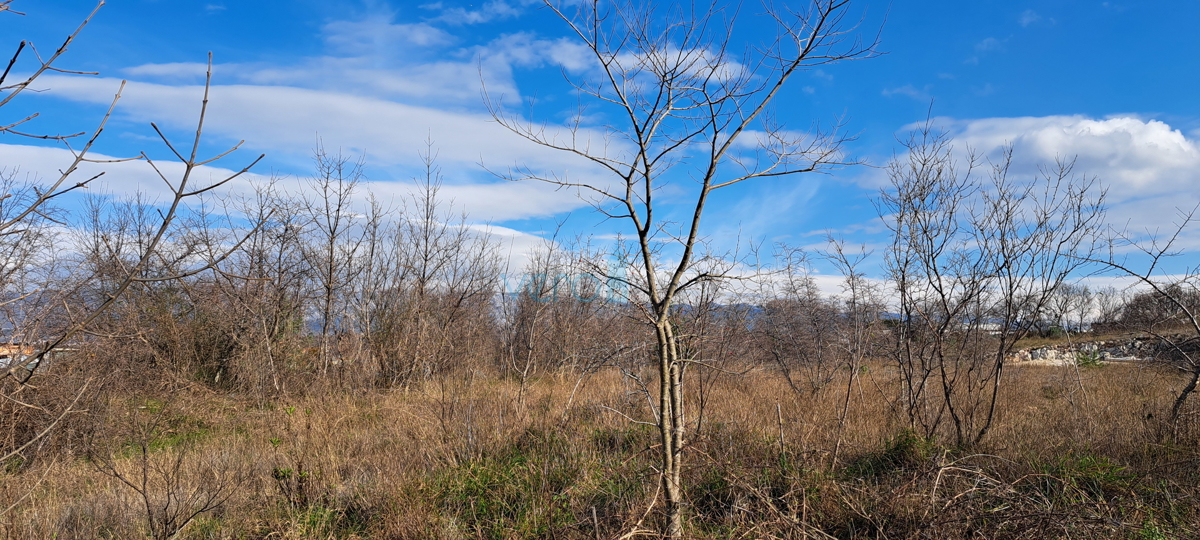 Omišalj, isola di Krk, terreno nella zona commerciale 2237 m2, vendita