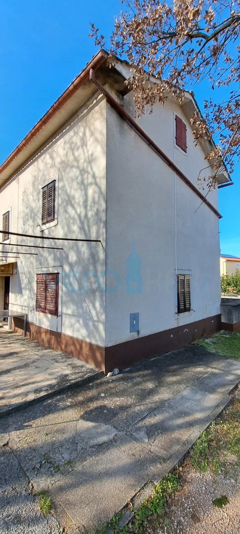 Malinska, casa indipendente in pietra di 160 m2 vicino al mare e al centro città, in vendita