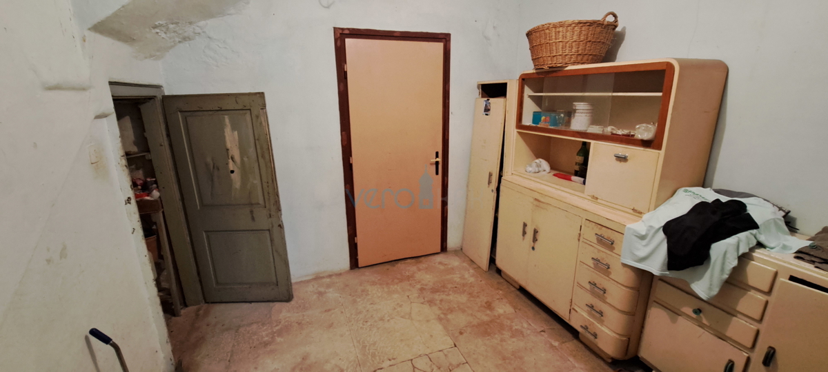 Malinska, casa indipendente in pietra di 160 m2 vicino al mare e al centro città, in vendita