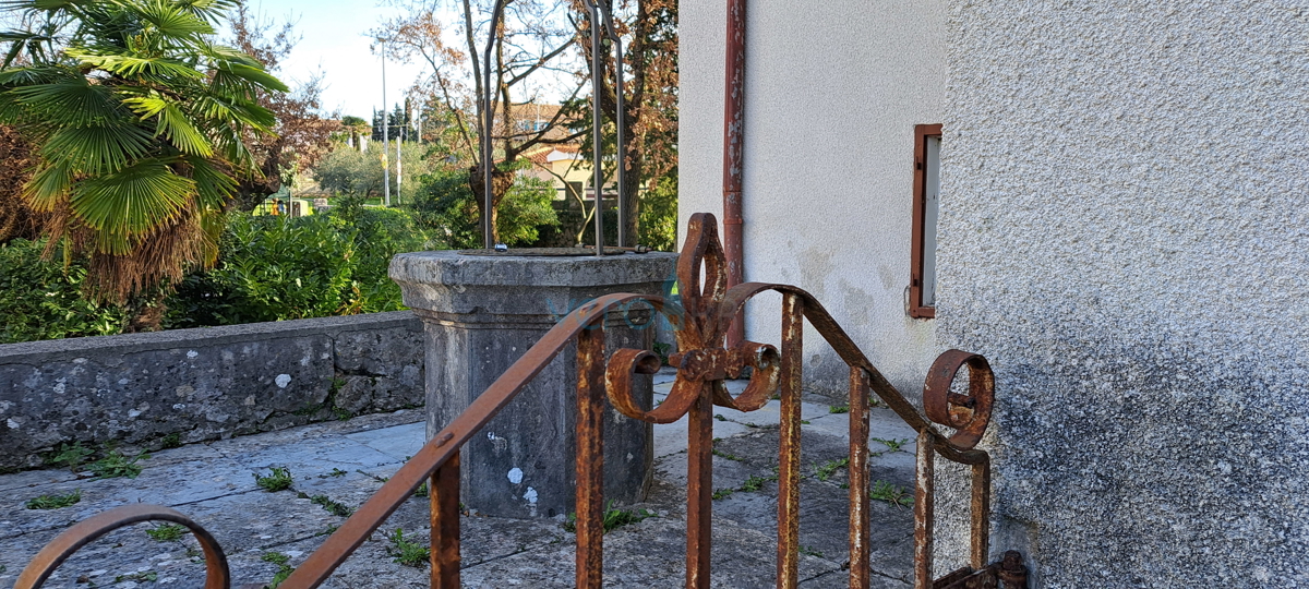 Malinska, casa indipendente in pietra di 160 m2 vicino al mare e al centro città, in vendita