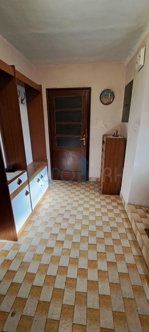 Malinska, casa indipendente in pietra di 160 m2 vicino al mare e al centro città, in vendita