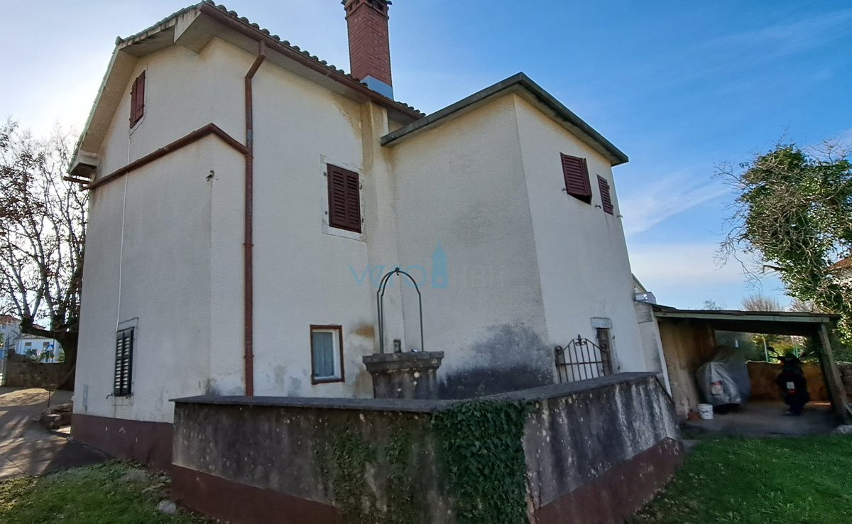 Malinska, casa indipendente in pietra di 160 m2 vicino al mare e al centro città, in vendita