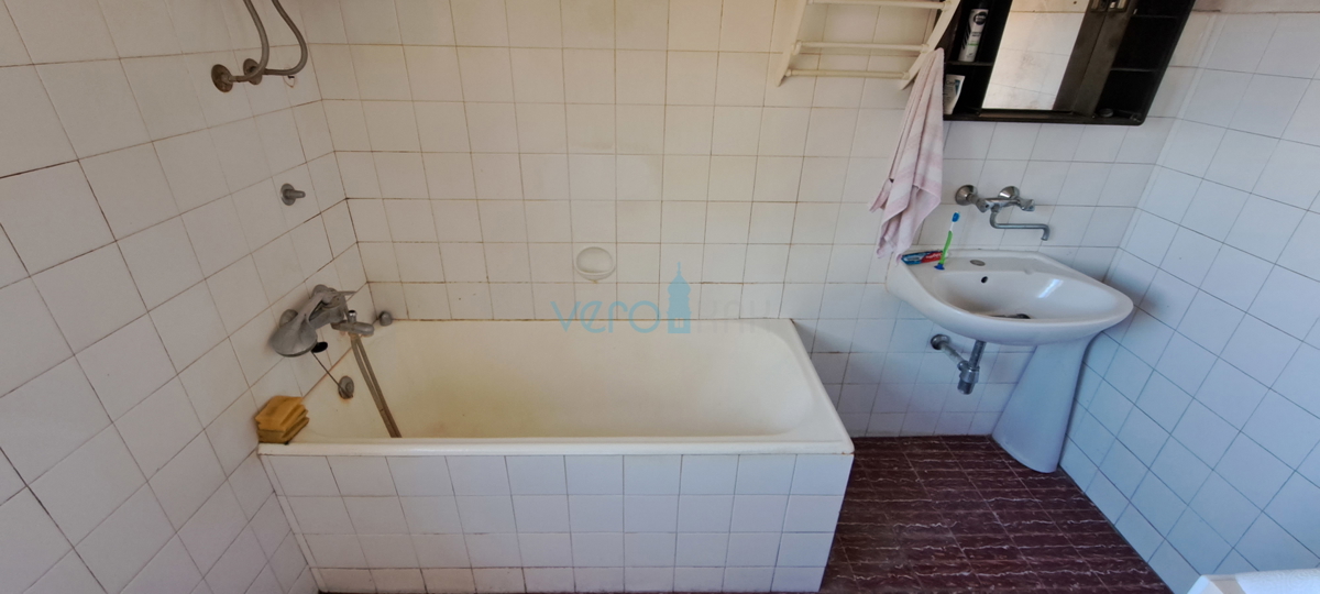 Malinska, casa indipendente in pietra di 160 m2 vicino al mare e al centro città, in vendita