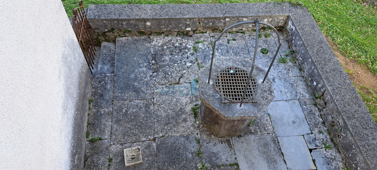 Malinska, casa indipendente in pietra di 160 m2 vicino al mare e al centro città, in vendita