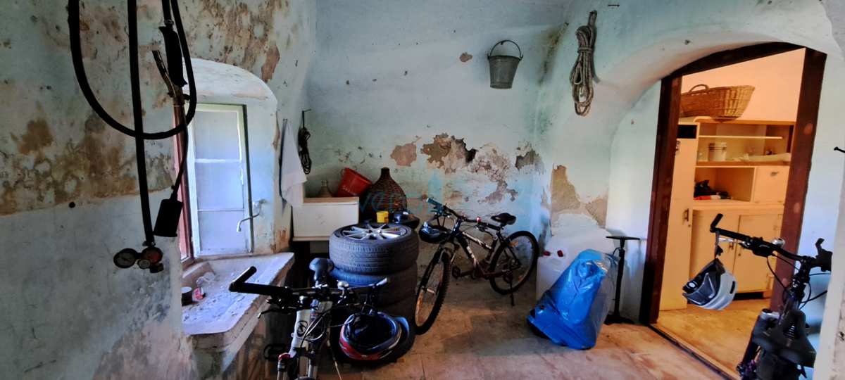 Malinska, casa indipendente in pietra di 160 m2 vicino al mare e al centro città, in vendita