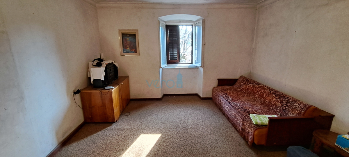 Malinska, casa indipendente in pietra di 160 m2 vicino al mare e al centro città, in vendita