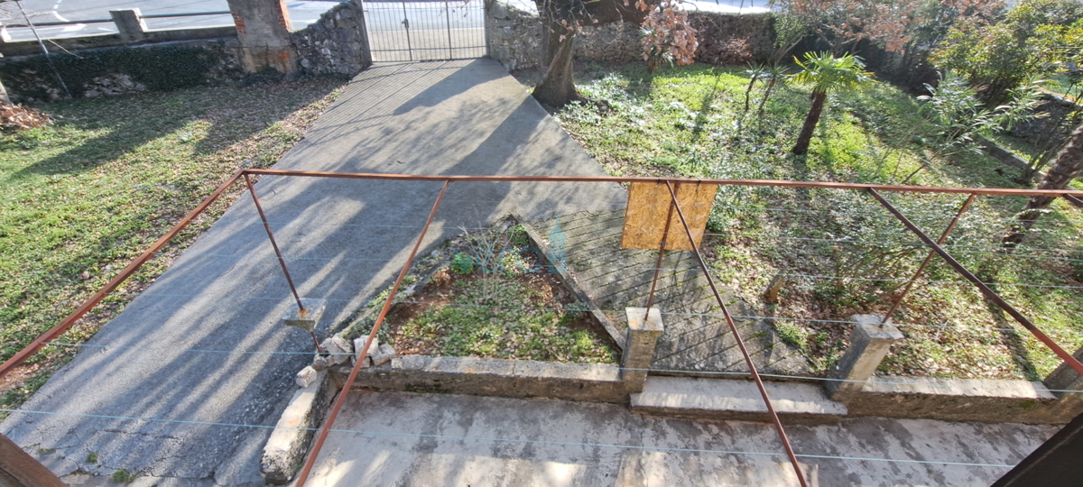 Malinska, casa indipendente in pietra di 160 m2 vicino al mare e al centro città, in vendita