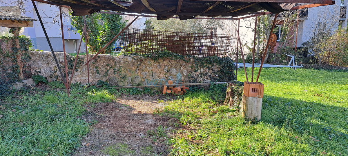 Malinska, casa indipendente in pietra di 160 m2 vicino al mare e al centro città, in vendita