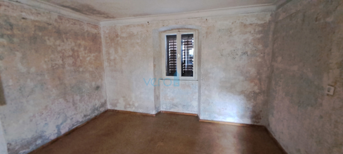 Malinska, casa indipendente in pietra di 160 m2 vicino al mare e al centro città, in vendita