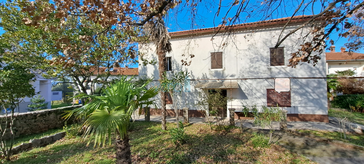 Malinska, casa indipendente in pietra di 160 m2 vicino al mare e al centro città, in vendita