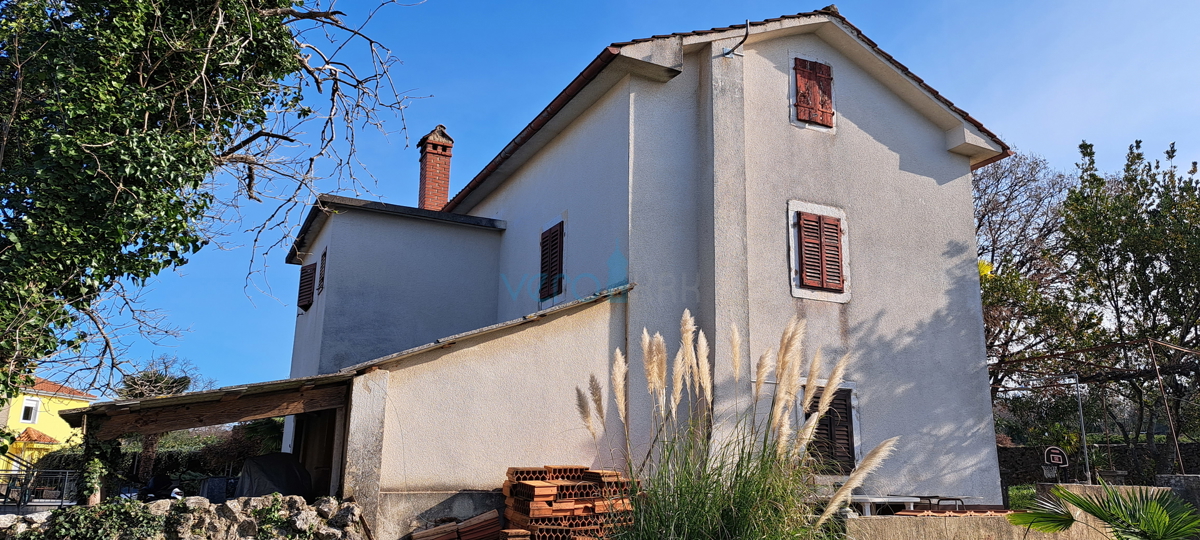 Malinska, casa indipendente in pietra di 160 m2 vicino al mare e al centro città, in vendita