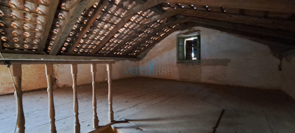 Malinska, casa indipendente in pietra di 160 m2 vicino al mare e al centro città, in vendita