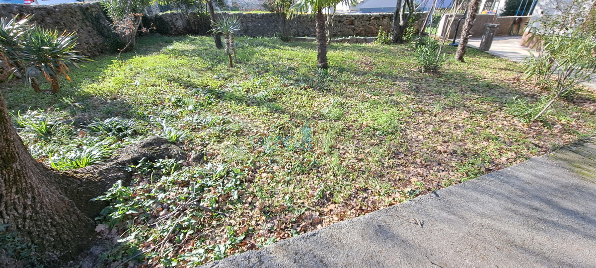 Malinska, casa indipendente in pietra di 160 m2 vicino al mare e al centro città, in vendita