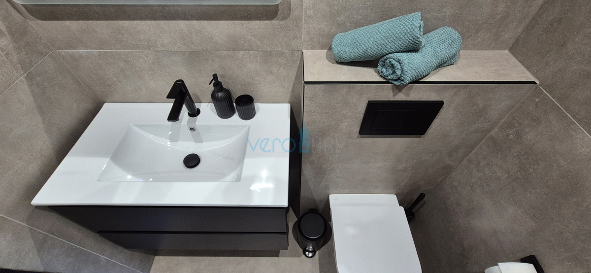 Città di Krk, periferia, villa bifamiliare, nuova costruzione, piscina, vendita