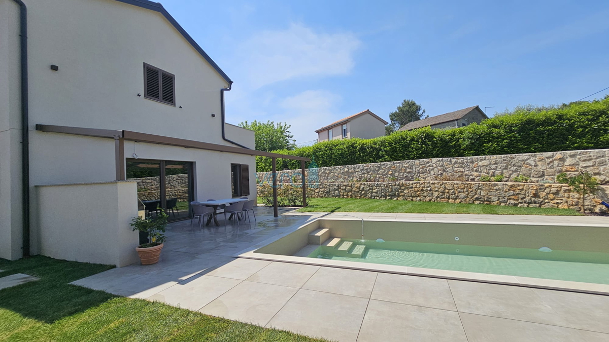 Città di Krk, periferia, villa bifamiliare, nuova costruzione, piscina, vendita