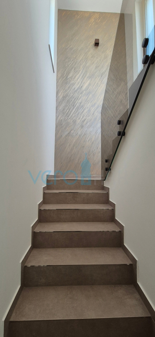 Città di Krk, periferia, villa bifamiliare, nuova costruzione, piscina, vendita