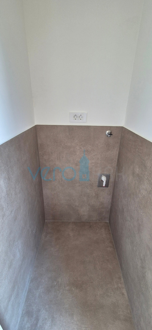 Città di Krk, periferia, villa bifamiliare, nuova costruzione, piscina, vendita