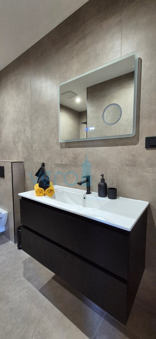Città di Krk, periferia, villa bifamiliare, nuova costruzione, piscina, vendita