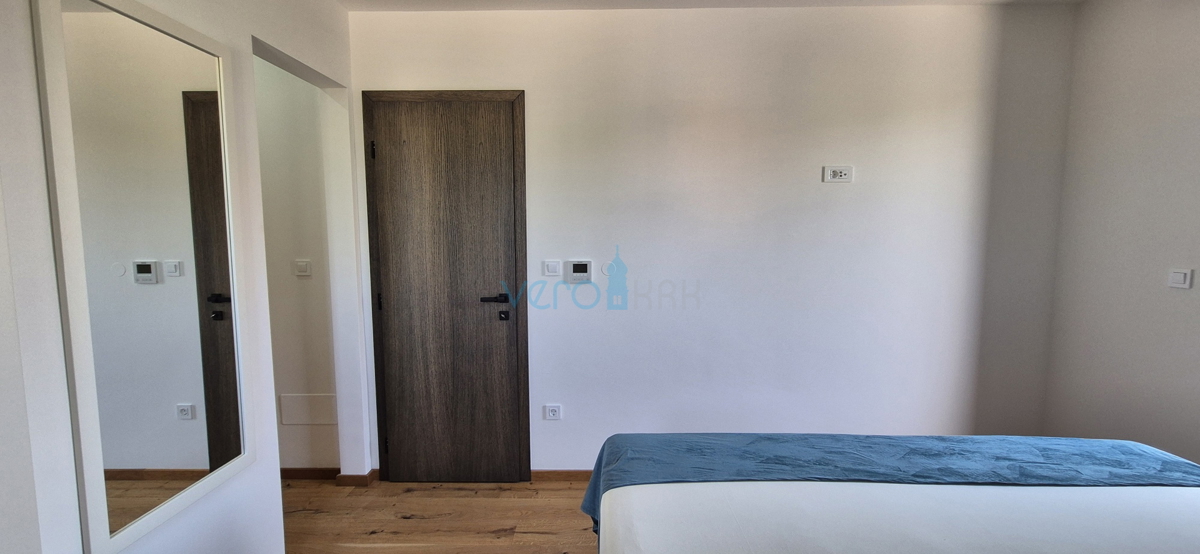 Città di Krk, periferia, villa bifamiliare, nuova costruzione, piscina, vendita