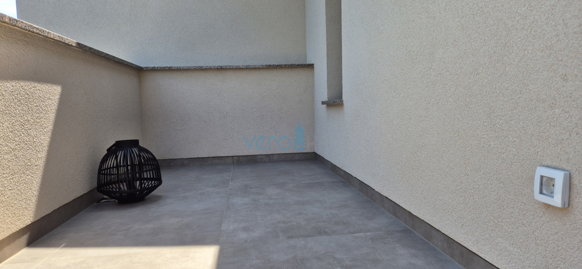 Città di Krk, periferia, villa bifamiliare, nuova costruzione, piscina, vendita