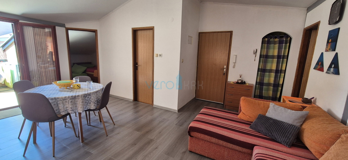 Crikvenica, centro - 62 m2, 2 camere/soggiorno con angolo cottura, seconda fila dal mare, vendita