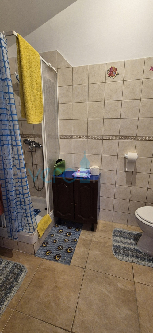 Crikvenica, centro - 62 m2, 2 camere/soggiorno con angolo cottura, seconda fila dal mare, vendita