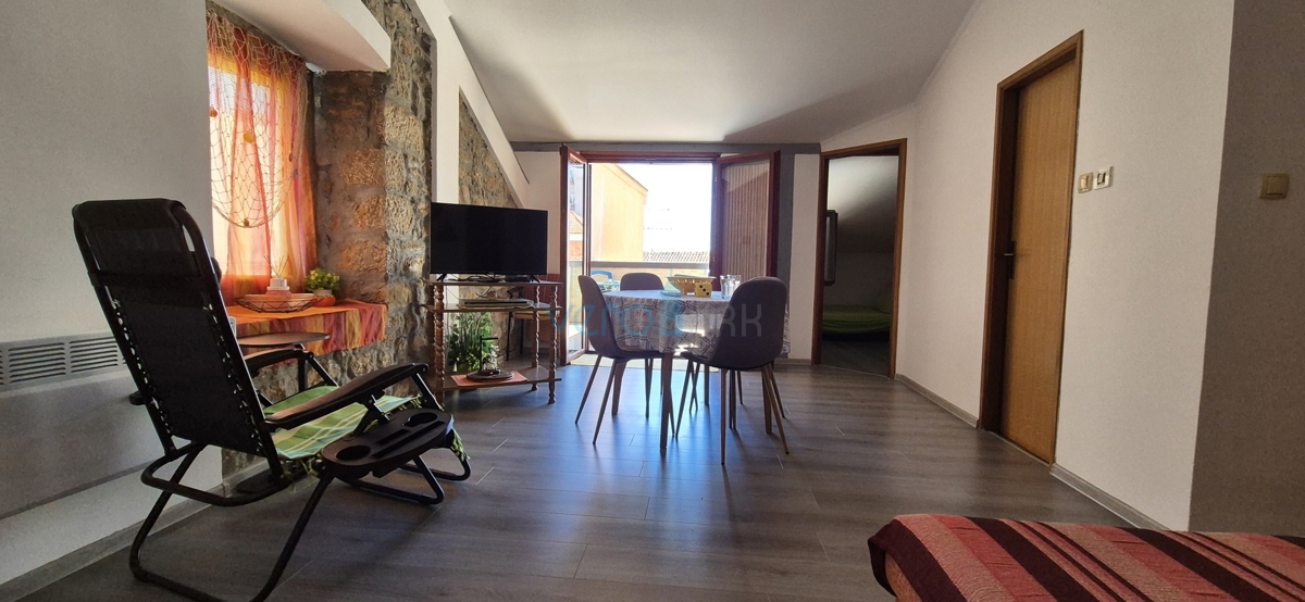 Crikvenica, centro - 62 m2, 2 camere/soggiorno con angolo cottura, seconda fila dal mare, vendita