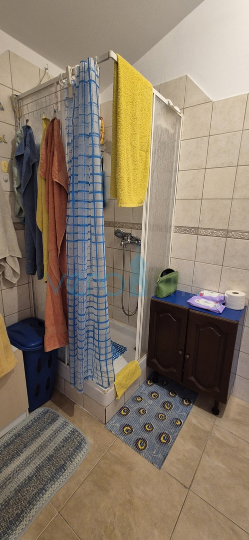 Crikvenica, centro - 62 m2, 2 camere/soggiorno con angolo cottura, seconda fila dal mare, vendita