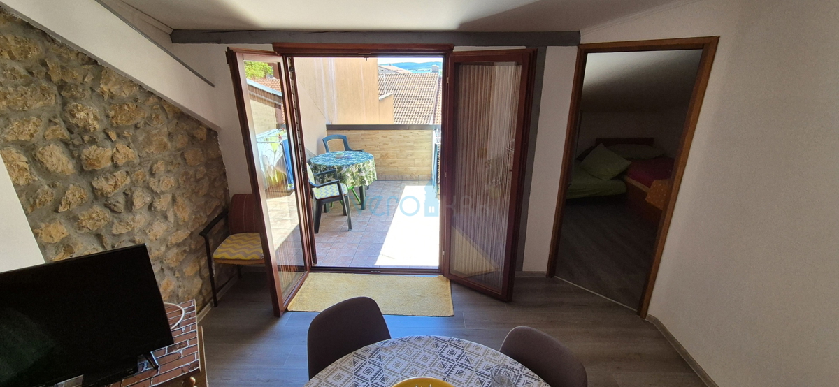 Crikvenica, centro - 62 m2, 2 camere/soggiorno con angolo cottura, seconda fila dal mare, vendita