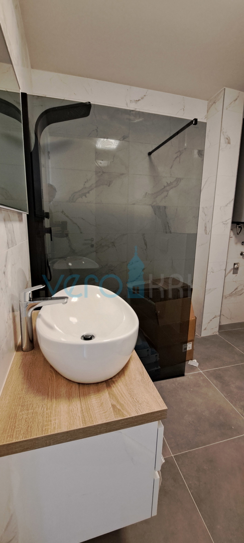 Città di Krk, moderno appartamento bilocale al piano terra con giardino, nuova costruzione, vendita