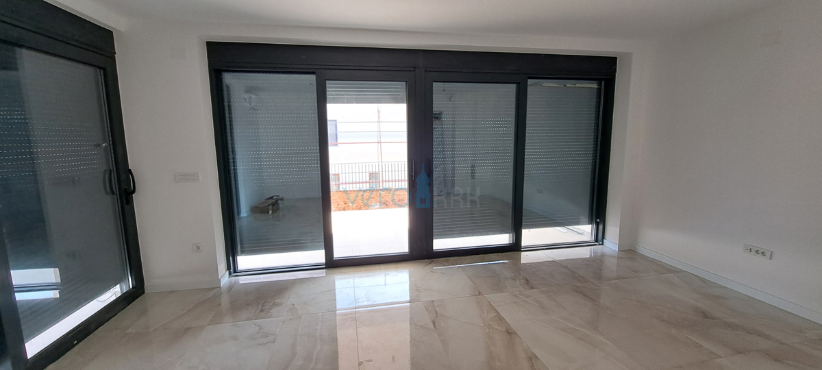 Città di Krk, moderno appartamento bilocale al piano terra con giardino, nuova costruzione, vendita